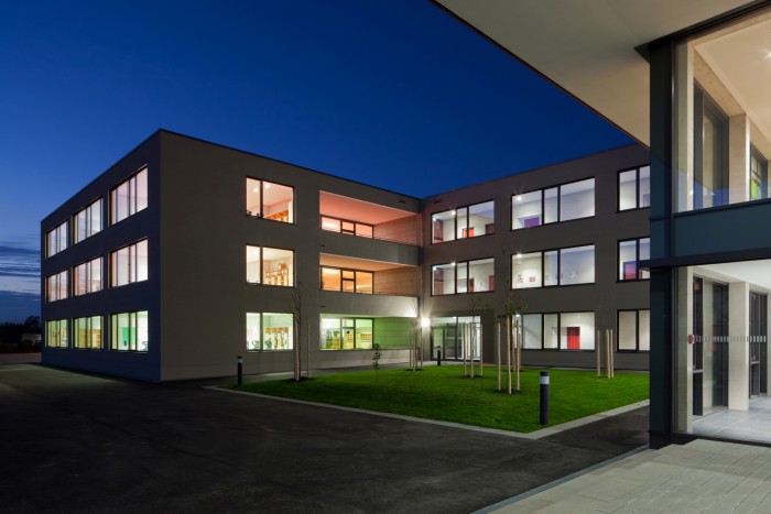 Montessori Schulhaus in Evangelische Landeskirche