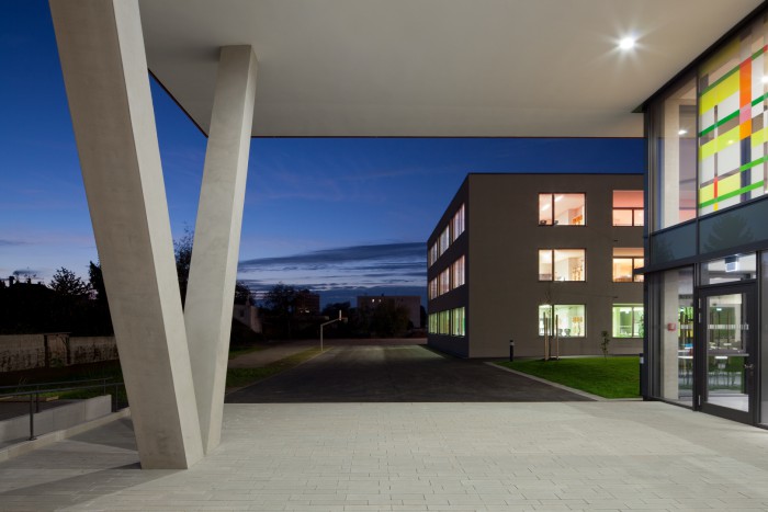 Montessori Schulhaus in Evangelische Landeskirche